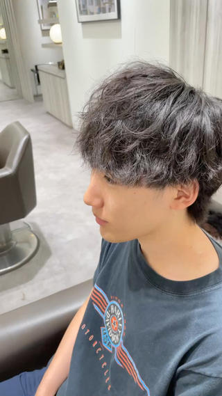 ドライベースの強すぎないツイストスパイラルパーマ
ウェットでスタイリングするとしっかりとしたパーマ感も出るのでスタイリングの幅がかなり広いです！！ 