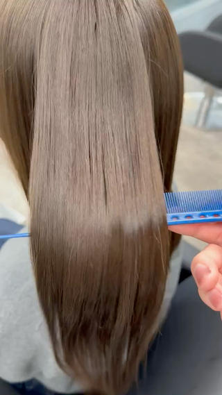 縮毛矯正のデメリットを克服した次世代のシルク縮毛矯正熱によるタンパク質変性を限りなく抑え、カラーへの影響が少なくなっていますそれにより、縮毛矯正の硬い質感がなくなり、柔らかくストレートな髪へと生まれ変わります

ダメージを抑えたい人はケア剤の追加が必須です

根本​〜​中間 一年分
毛先 既矯正部再還元 