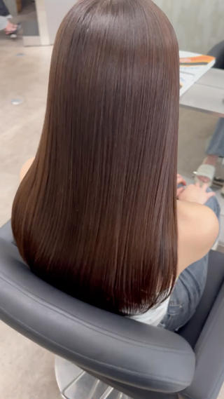 縮毛矯正のデメリットを克服した次世代のシルク縮毛矯正熱によるタンパク質変性を限りなく抑え、カラーへの影響が少なくなっていますそれにより、縮毛矯正の硬い質感がなくなり、柔らかくストレートな髪へと生まれ変わります

ダメージを抑えたい人はケア剤の追加が必須です

根本​ 半年分
中間〜毛先 施術なし(半年前にシルク縮毛矯正) 