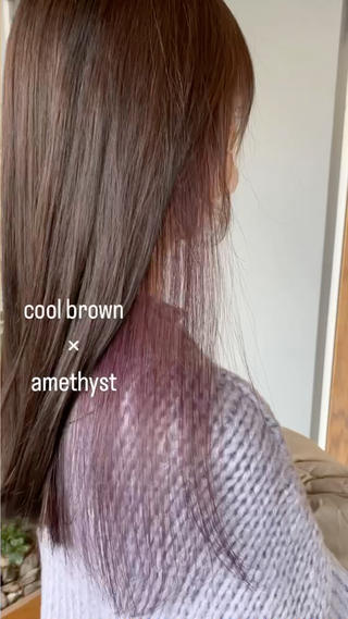 全体は赤みを抑えたクールブラウン、インナーは推しカラーの青紫に 