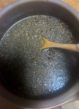 当サロンの、よもぎ蒸しの元は水道水で作ったものではありません

水道水には、「フォーエバー・ケミカル（永遠の化学物質）」の異名を持つPFASが含まれています

いったん体内に入ると排出されにくいため、健康被害が懸念されています

煮沸しても、消えることはない化学物質です

そんな危険な水道水で、よもぎ蒸しの元を作って蒸されてもお体に良いわけがありません

では、何を使って、よもぎ蒸しの元を作っているかとゆうと、
必須ミネラルが約30種類がバランスよく配合された、
" ミネラル水 "を使用しております

せっかく良いよもぎを使っても水が良くなければ、蒸される時間もお金も捨てているのと同じです 