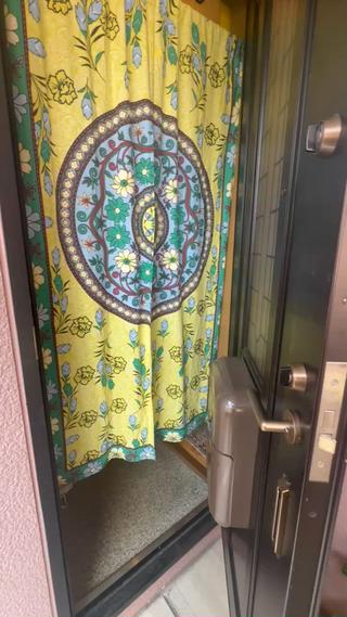 玄関からサロン部屋まで 