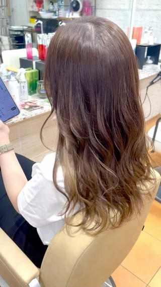 インナーカラーブリーチと全体はベージュです。 