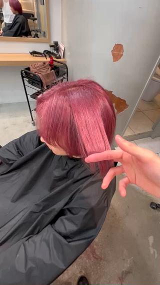 リタッチをして色落ちも楽しめるために少し濃いめのチェリーピンクにしてみました！
どんな髪色も出来るので是非一度ご来店頂けると嬉しいです！ 