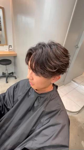 今流行りのフェザーパーマです！
羽のように羽ばたきたい方は是非ご予約お待ちしております！
カットは腕が良いスタイリストにやって頂くのでそこからパーマは自分がやらさせて頂きます！ 