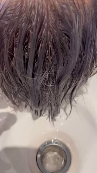 毛先のトーンレベルを活かしてホワイトシルバーにしました！ 