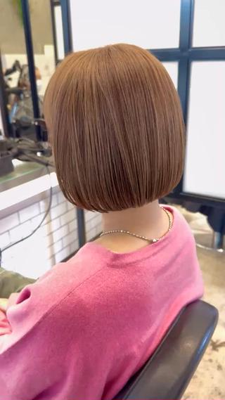 脱白髪染め
ハイライトを入れて透明感あるラベンダーベージュ
暗い白髪染めから卒業して、明るい髪色で楽しみたいなら、「脱白髪染め」！ 