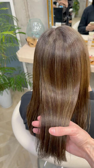 白髪ぼかしハイライト
１回目の施術は赤みを抑えたベージュ系カラーに 