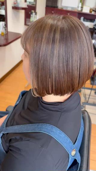 3回目の脱白髪染め
顔周り白髪集中型、全体は白髪率20%
ハイライトが重ねて入ってくると今までの見た目とは変わり透明感カラーに 