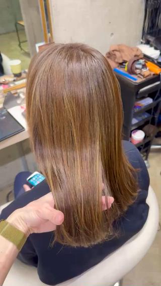 初めての脱白髪染め
顔周り白髪集中型、全体は白髪率15%
初めての場合は今までの白髪染めの色素が残留しているので、残留色素を抑える色味で 