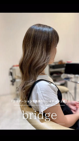 今回は
毛先がブリーチで退色し、ダメージもある中で頑張って伸ばした根本を活かしたいという要望で、色々お話しさせて頂きました。
明るいのは好きだけど、根本はあまり明るくなりすぎないほうが良いとの事だったので、見えるところだけの“ハイライト ミニ”
ダメージを最小限にしながらも明るく、そしてオレンジが苦手なのでしっかりとアッシュを入れて、根本付近と毛先をカラー剤を使い分けて仕上げました。