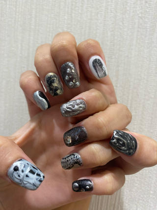 モノトーンのファッションがお好きということでしたので、色味は白から黒のグレースケールでまとめました。
シルバーラメやシルバーミラーをアクセントにしました。


#モノトーン#ミラーネイル#おまかせネイル#おまかせデザイン#ブラック#グレー#シルバーラメ#マーブルネイル 