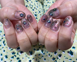 ストーンを配置し、花模様を作りました
花柄に可愛らしい印象があるので、色は深い色味を掛け合わせてバランスを取りました。

#フラワーネイル#ストーン#マグネットネイル#おまかせネイル#おまかせアート#おまかせデザイン#ピンクマグネット 