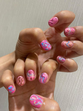 Barbieの世界観で！とのご要望でした
子供の頃のときめきを思い出すことができるような、懐かしさと、色彩やパターンで遊び心を大切にデザインしました。

 