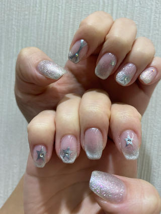 StrayKidsの悪魔うさぎLee Know推しのお客様のコンサート用ネイルでした★★★★★

お仕事の関係であまり濃い色や派手なデザインが出来ない為、クリアベースのグラデーションにしました。

５つの星で、ファイブスター︎︎︎︎︎を、マグネットのキラキラでS-Classのぴかんぽんちょを表現しました

#skz#straykids#leeknow#推しネイル#スキズ#マグネットネイル#おまかせネイル#おまかせデザイン#おまかせメニュー#推し活ネイル 