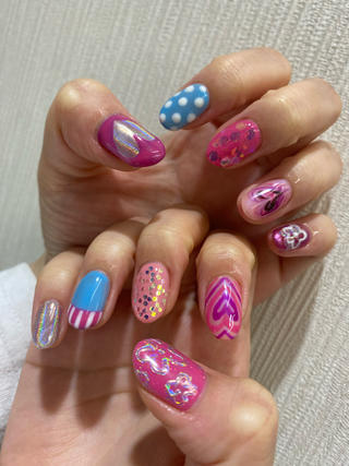 Barbieをイメージしたデザインです。
ダンスのステージ用のネイルでした。
ジャンルがチアということで、はっきりとした色味で元気が出るような印象に仕上げました
#barbie #バービー#バービーネイル#おまかせネイル 