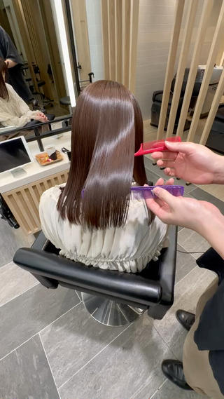 縮毛矯正のケアで継続的に髪質改善トリートメントをしているお客様です！
ぷるぷるです。

履歴は縮毛矯正、イルミナカラー、サブリミックトリートメント 