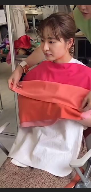 アブンダンティア 肌色/カラー診断会の様子。
ドレープ体験で、パーソナルカラーによる効果などを実際に体感できます♪ 