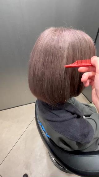 ダブルカラーモデル様です
ブリーチを使ったカラーです 