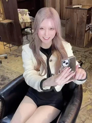 ロング カラー Armoire所属・安藤悠里/ハイトーン /デザインカラーのヘアスタイル