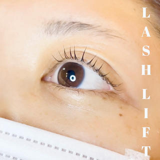 Lash Lift ×Curl

目尻は垂れるようにナチュラルなカール 