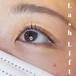 ラッシュリフト＋カール
自然な立ち上げで可愛らしい印象に 