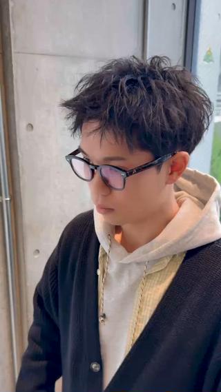 メンノン風スパイキーショート
[渋谷/メンズカット/メンズパーマ/メンズサロン/センターパート/メンズヘア/ツイストパーマ/ツイストスパイラルパーマ/ニュアンスパーマ/フェザーパーマ/フェザーショート/シャドウパーマ/波巻きパーマ/カルマパーマ/縮毛矯正/ブリーチカラー/メンズ縮毛矯正/曲がる縮毛矯正] 