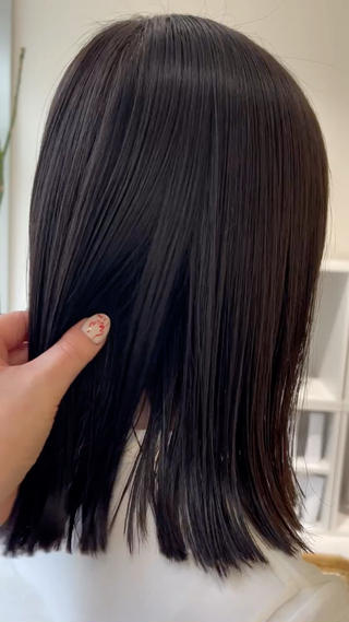 地毛からの暗めマロンブラウン
初めてカラーの方や職場の規定ある方に
おすすめの柔らかめカラーです♡
光に透けた時にいちばんかわいいです♡ 