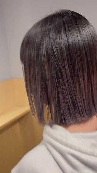 ダークパープル
グラデーションカラー

☆酸性ストレート髪質改善ストレート！

酸性ストレートは、酸性の薬剤を使用してダメージを軽減しながら髪をストレートにしていくという、くせ毛に悩む方にとってまさに救世主のような新技術です。
生まれつきそうであるかのような、ナチュラルでなめらかな手触りのストレートヘアに仕上がるとあって、大注目を集めています。低ダメージでかけられるため、繰り返しの施術でも柔らかな髪を維持できる点も魅力です。
アニオン、カチオントリートメントを同時に行い
他にはない柔らかさとツヤを作ります

☆あんしんできるカット技術☆

カットには数多くの経験と実績があるからこそできる、しっかりとした土台があります。

セニング（すきバサミ）を多用せず、ベースをしっかり切ることにより、スタイルが長持ちします。
家を造る時のことを思い浮かべて下さい。
家を造る時、柱や骨組みをしっかり組み、その後、外壁などを作っていきます。
家を長持ちさせるには、骨組みをしっかり組まないと、いくら立派な外壁を作ったとしても、すぐに崩れてしまいます。

カットも同じです

カットの工程には、ざっくり言うとベースカット、質感調整の二つに分かれます。
これはベースカットが骨組み、質感調整が外壁工事のようなものです。
骨組みをしっかり組むことで、お気に入りの家が長持ちするように、ヘアスタイルもベースカットをしっかり切ることで、お気に入りのヘアスタイルが長持ちします。


️お気に入り登録してメニューを選んでください
ご予約は調整できるかもしれませんので
希望日
第一希望
第二希望など
お問い合わせあればお気軽にご連絡ください。

️メニュー以外にもご相談いただければ詳しく料金説明しますので、わからない場合でもぜひ近いものを選んで相談してください

️他スタッフもいますのでお友達同伴でもお気軽にご相談ください。


髪と、ライフスタイルをしっかり見極め一生懸命
似合うスタイルを探し頑張りますので
どうぞよろしくお願いします。

#インナーカラー
#ダブルカラー
#メンズカット
#ハイライト
#髪質改善
#ケアブリーチ 