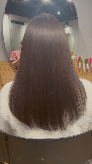 
☆酸性ストレート髪質改善ストレート！

酸性ストレートは、酸性の薬剤を使用してダメージを軽減しながら髪をストレートにしていくという、くせ毛に悩む方にとってまさに救世主のような新技術です。
生まれつきそうであるかのような、ナチュラルでなめらかな手触りのストレートヘアに仕上がるとあって、大注目を集めています。低ダメージでかけられるため、繰り返しの施術でも柔らかな髪を維持できる点も魅力です。
アニオン、カチオントリートメントを同時に行い
他にはない柔らかさとツヤを作ります

☆あんしんできるカット技術☆

カットには数多くの経験と実績があるからこそできる、しっかりとした土台があります。

セニング（すきバサミ）を多用せず、ベースをしっかり切ることにより、スタイルが長持ちします。
家を造る時のことを思い浮かべて下さい。
家を造る時、柱や骨組みをしっかり組み、その後、外壁などを作っていきます。
家を長持ちさせるには、骨組みをしっかり組まないと、いくら立派な外壁を作ったとしても、すぐに崩れてしまいます。

カットも同じです

カットの工程には、ざっくり言うとベースカット、質感調整の二つに分かれます。
これはベースカットが骨組み、質感調整が外壁工事のようなものです。
骨組みをしっかり組むことで、お気に入りの家が長持ちするように、ヘアスタイルもベースカットをしっかり切ることで、お気に入りのヘアスタイルが長持ちします。


️お気に入り登録してメニューを選んでください
ご予約は調整できるかもしれませんので
希望日
第一希望
第二希望など
お問い合わせあればお気軽にご連絡ください。

️メニュー以外にもご相談いただければ詳しく料金説明しますので、わからない場合でもぜひ近いものを選んで相談してください

️他スタッフもいますのでお友達同伴でもお気軽にご相談ください。


髪と、ライフスタイルをしっかり見極め一生懸命
似合うスタイルを探し頑張りますので
どうぞよろしくお願いします。

#インナーカラー
#ダブルカラー
#メンズカット
#ハイライト
#髪質改善
#ケアブリーチ 