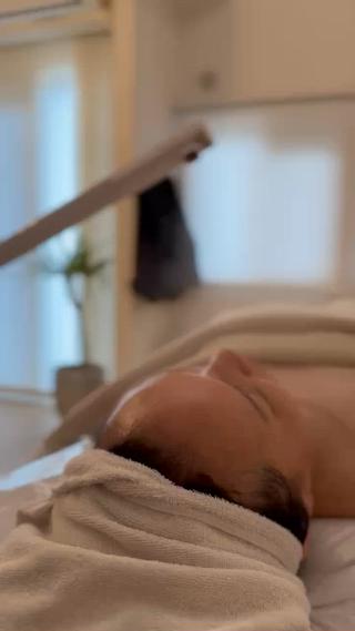 マッサージ中は、肌荒れ効果に◎オゾンスチームを使用します