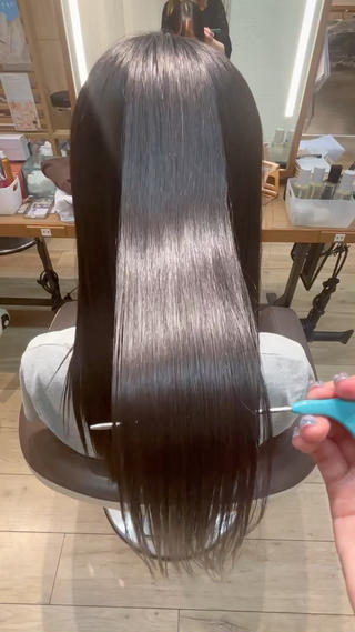 酸性ストレートは従来の縮毛矯正よりも柔らかく自然な仕上がりになります
髪のうねりが気になる方はもちろん、冬の乾燥で髪がふわふわ浮いてしまう方、艶が欲しい、真っ直ぐすぎない自然なストレートにしたい方におすすめです 