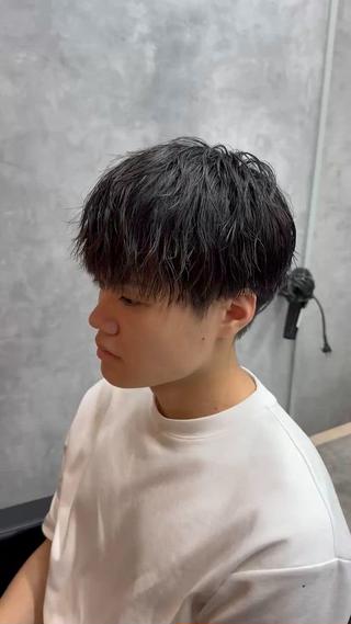 ソフトツイストスパイラルパーマです！

アイロンでセットされた様な質感なので、パーマがバレにくいです！
初めてパーマする方も絶対に似合うパーマです！！

#難波#なんば#心斎橋#メンズ#メンズカット#メンズパーマ#ツーブロック#メンズマッシュ#センターパート#スパイラルパーマ#ツイストパーマ#ツイストスパイラル#波巻きパーマ#ニュアンスパーマ 