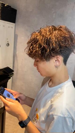 スパイラルと波巻きを混ぜたパーマになります！
セットも楽になるのでオススメです！

#メンズ#メンズサロン#メンズ美容師#なんば#ツイスト#スパイラル#ツイストスパイラル#パーマ#メンズカット#波巻きパーマ#波巻き 