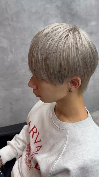 ブリーチ2回オンカラーのトリプルカラーでホワイトカラーに！

#メンズ#メンズサロン#メンズ美容師#なんば#ツイスト#スパイラル#ツイストスパイラル#パーマ#メンズカット#波巻きパーマ#波巻き#ブリーチパーマ#ケアパーマ#ホワイトカラー#ブリーチ#ケアブリーチ#シルバー 