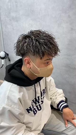 ツイストスパイラルパーマにホワイトメッシュを合わせたスタイルです！
周りとの差をつけれるスタイルです！

メッシュの場合はカラー料金かかりますのでご了承下さい！

#メンズ#メンズサロン#メンズ美容師#なんば#ツイスト#スパイラル#ツイストスパイラル#パーマ#メンズカット#波巻きパーマ#波巻き 