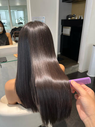 【髪質改善トリートメント】
髪が動いた時の艶感・サラサラ感です