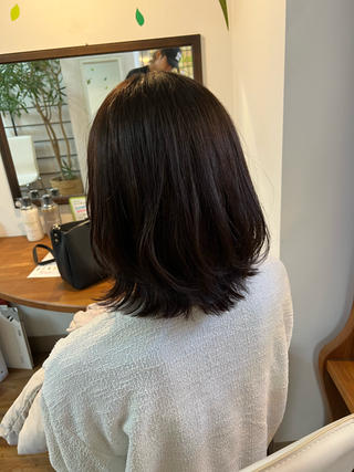 表面に前下がりのレイヤーを入れた、ミディアムレイヤーです
顔まわりの髪は長く残してあるので結ぶ時でも髪が落ちてこないのでおススメです