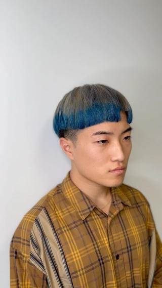 ブリーチリタッチにベースシルバーを作り、毛先にブルーを入れたエンドカラーになります