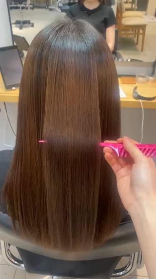 うる艶縮毛矯正

まるで地毛のような自然な艶髪ストレート
優しいお薬でじっくり柔らかく癖を伸ばします
うねりや広がりが気になる方にもオススメです 