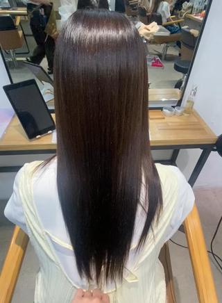 縮毛矯正/カラー履歴あり
栄養チャージ＋保湿でさらっと指通りよく
つやつやに仕上げました 