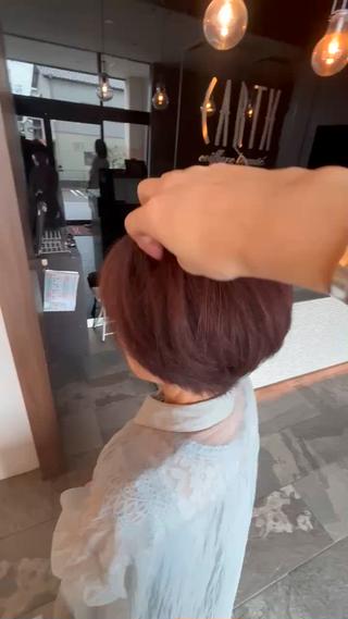 【明るめで自然な白髪ぼかし】
藤枝で人気の”ハイライトなし”白髪ぼかしカラー

白髪染めを繰り返さず、
根元が伸びても目立ちにくいナチュラルな仕上がり◎

重たく見えない明るめカラー
白髪が気になり始めた30代​〜​50代女性に人気
ダメージを抑えた薬剤選定で安心
ハイライト無しでもしっかりなじむ技術力が強みです

「真っ黒に染めるのはもう卒業したい」
そんな方にぴったりの【脱白髪染めカラー】をぜひご体験ください

ご相談だけでもお気軽にメッセージください♪ 