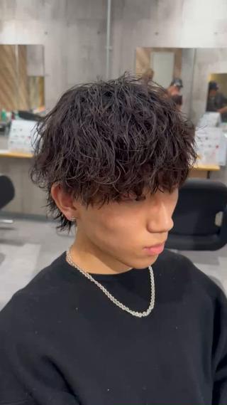 波巻きツイスパ×ウルフヘア

今や王道パーマの波巻きツイスパにウルフヘアが
純粋にかっこいい
パーマのセットも簡単なので初めての方にもオススメです！！ 
