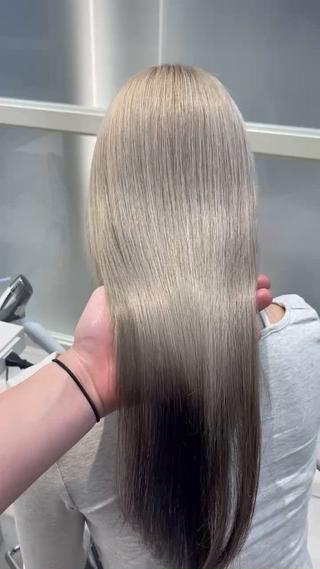 ロング 𝐑𝐞𝐨/透明感 𝐜𝐨𝐥𝐨𝐫のヘアスタイル