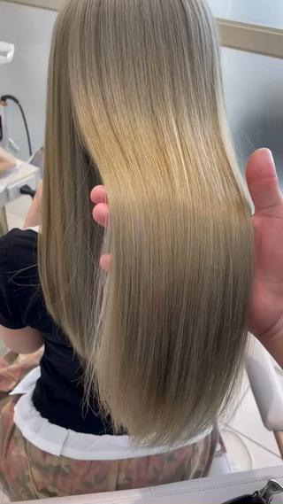 ロング 𝐑𝐞𝐨/透明感 𝐜𝐨𝐥𝐨𝐫のヘアスタイル