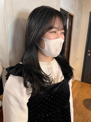 暗髪でも重たく見えないよう、表面にレイヤーを入れて柔らかな動きをプラス

自然なツヤ感と軽やかさを両立した、大人の秋カラーです。
深みのある色味で肌がきれいに見え、季節感のある上品な仕上がりに

 