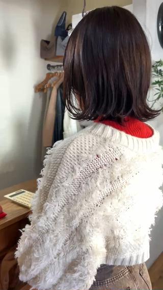 
【Before】
全体の重さで動きが出にくく、毛先が広がりやすい状態でした。

【After】
首元がキレイに見える“外ハネボブ”へ
くびれラインを入れることで、30〜40代の大人女性にも似合う上品な抜け感をプラス。
乾かすだけで自然にまとまるから、忙しい日でも扱いやすいのがポイントです

柔らかい質感と程よい明るさで、横顔まできれいに見える大人ヘアに仕上がりました
 
