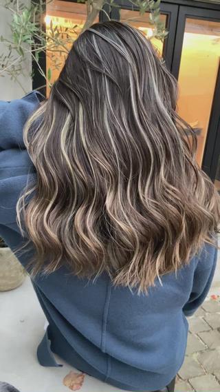 セミロング 白いハイライト🤍 タナカリョウスケのヘアスタイル