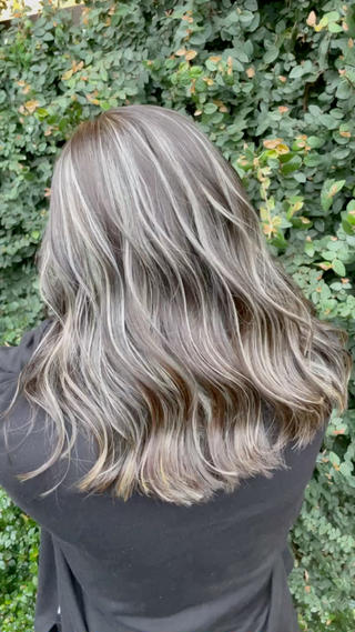 セミロング 白いハイライト🤍 タナカリョウスケのヘアスタイル