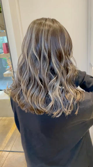 セミロング 白いハイライト🤍 タナカリョウスケのヘアスタイル